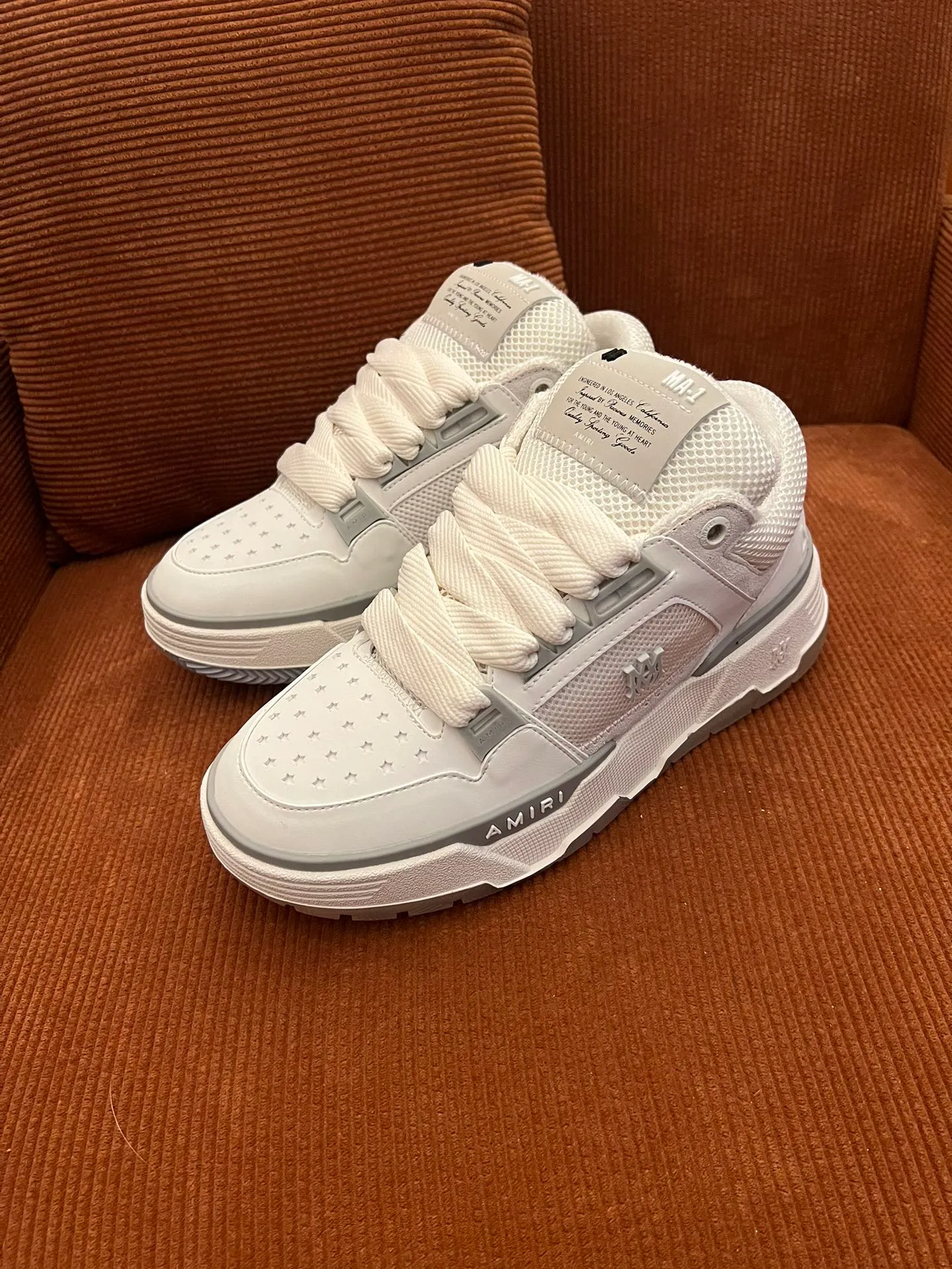 p620💰Men's shoes Amiri Emile's 2023 spring and summer new MA-1 bread shoes, couple models, casual sports shoes, sneakers Amiri gave up the rock punk style in the new season and used a large number of unsaturated colors, Morandi tones, whether you see or wear them, it will make people very happy. The large tongue of the bread shoes continues, shortens the length of the shoe body, thickens the midsole, and the toe part is more rounded. Amiri's brand letters and MA logo appear on the side of the shoe. Fabric: Original customized imported first-layer cowhide + mesh. Lining: Original customized breathable towel lining. Outsole. Foam combination material. Bottom thickness: 4CM. Size: Men's 39-45